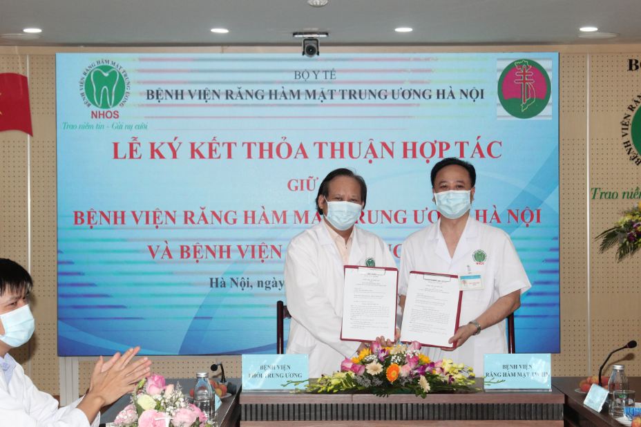 PGS.TS Trần Cao Bính và PGS.TS Nguyễn Viết Nhung ký kết thỏa thuận tại buổi lễ